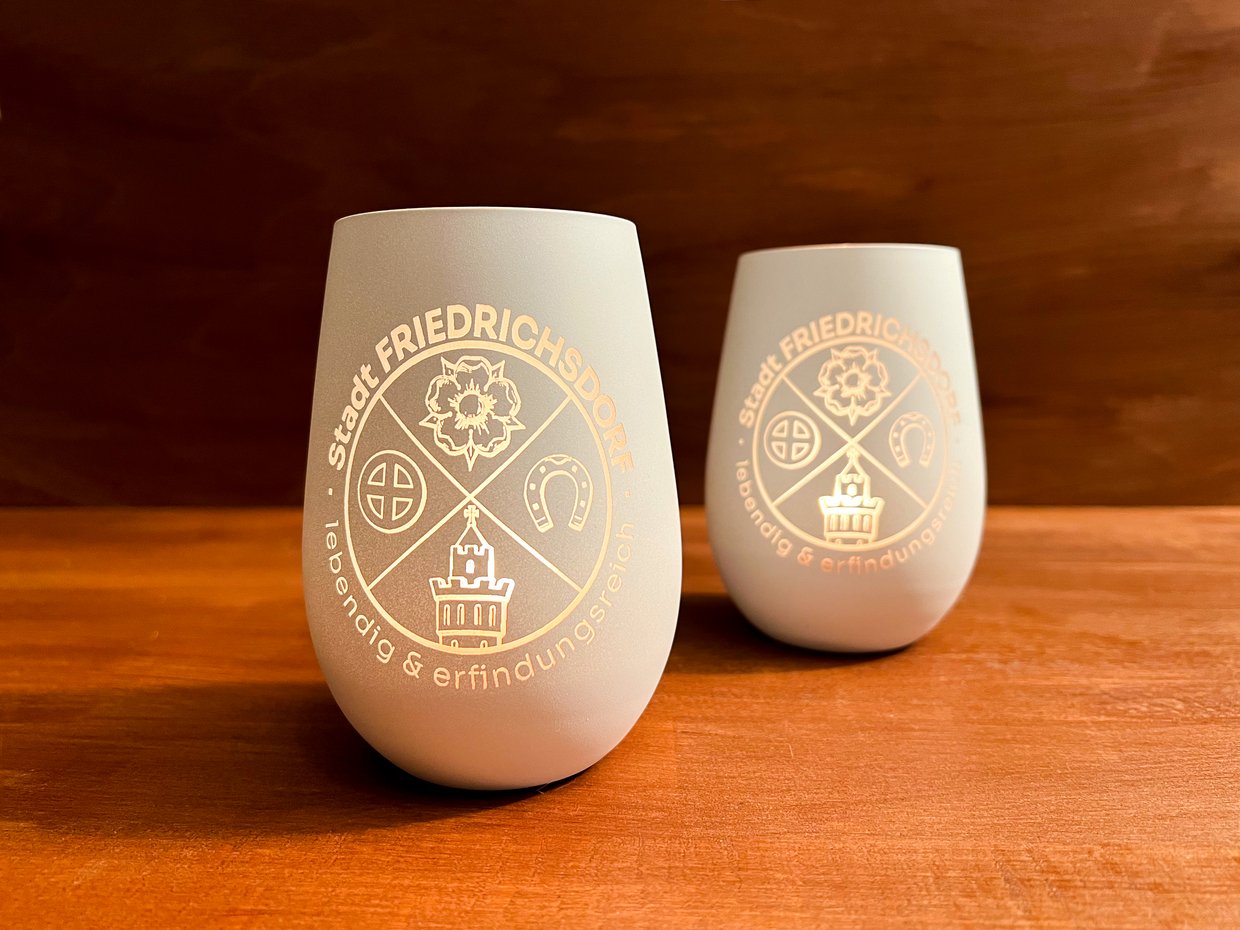 Auf der Darstellung ist ein von innen beleuchtetes Windlicht aus weißem Porzellan zu sehen.