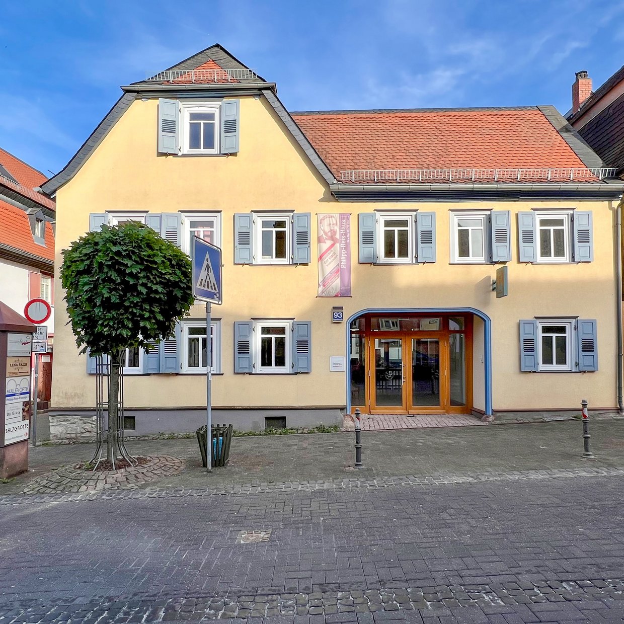 Auf der Darstellung ist eine Außenansicht des Philipp-Reis-Hauses zu sehen.