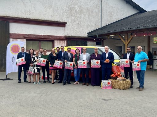 Unterstützerinnen und Unterstützer der Aktion heimat shoppen auf dem Reinhardtshof.