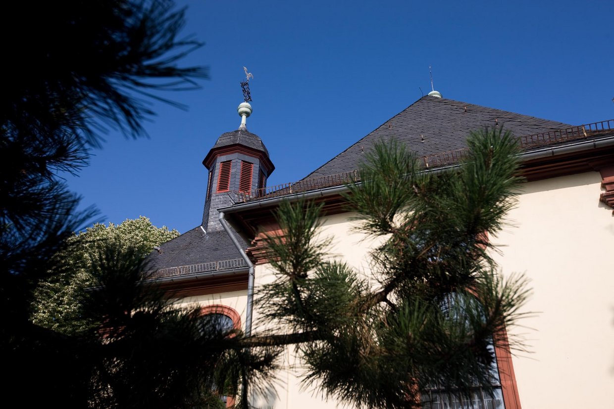 Auf der Darstellung ist die Katholische Kirche Burgholzhausen mit ihrem Dachreiter zu sehen.