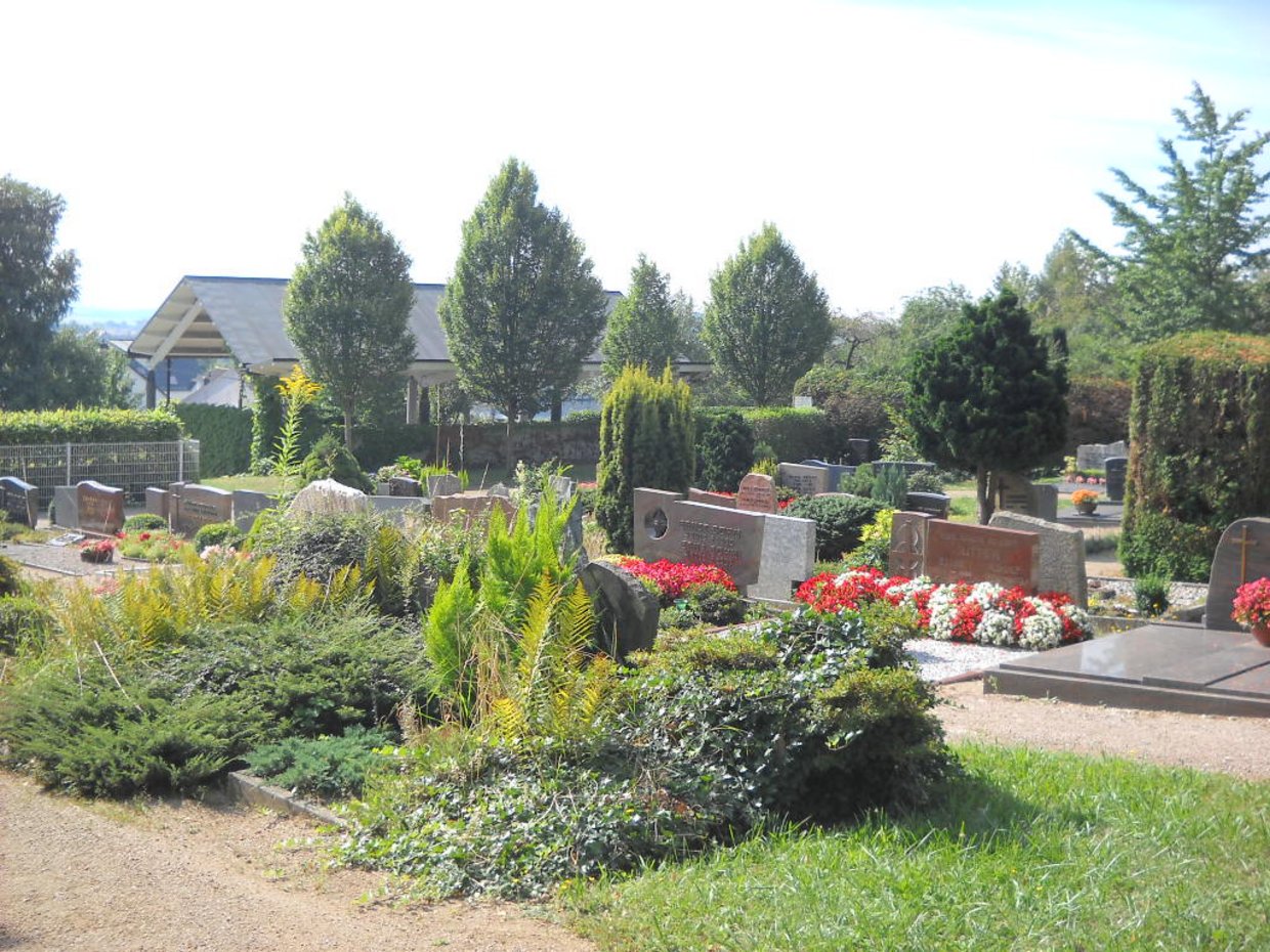 Friedhof Dillingen mit Blick auf die offene Trauerhalle