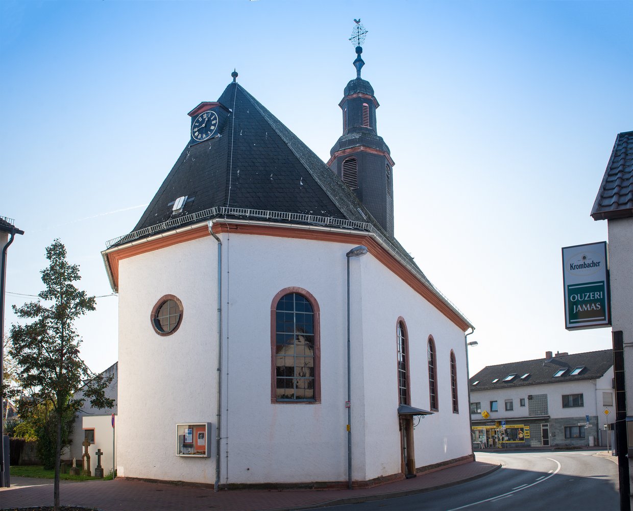 Auf der Darstellung ist die Evangelische Kirche Köppern zu sehen.