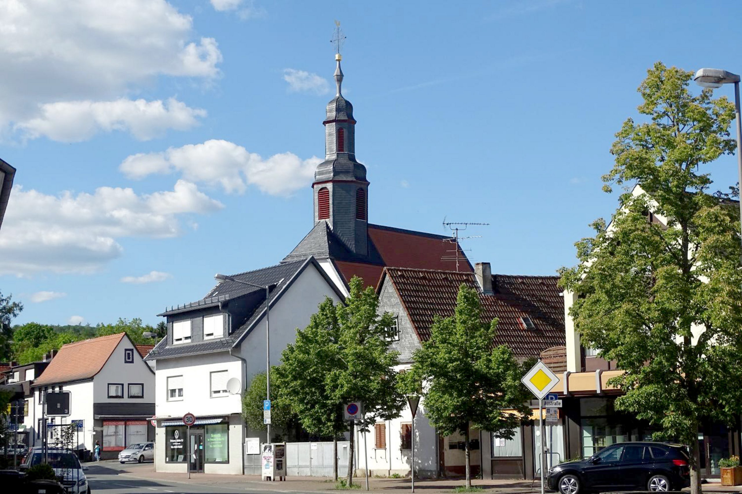 Das Bild zeigt die Köpperner Ortsmitte mit Linde heute.