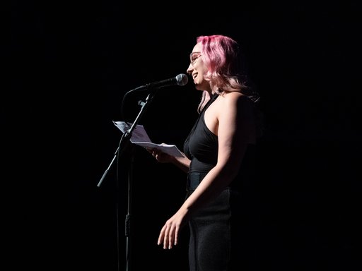 Friedrichsdorfer Poetry Slam Auf dem Bild ist Katharina Marosz am Mikro zu sehen.