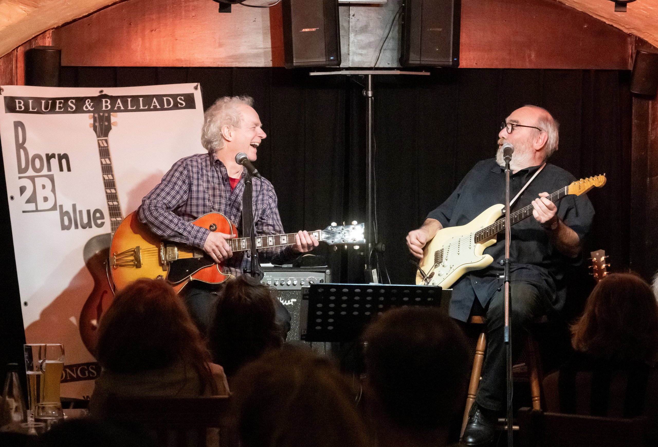 Der Garniers Keller ist Schauplatz für Kleinkunst allerlei Couleur. Auf der Darstellung sind die beiden lachenden Musiker von Born 2B Blue auf der Bühne von Garniers Keller zu sehen.