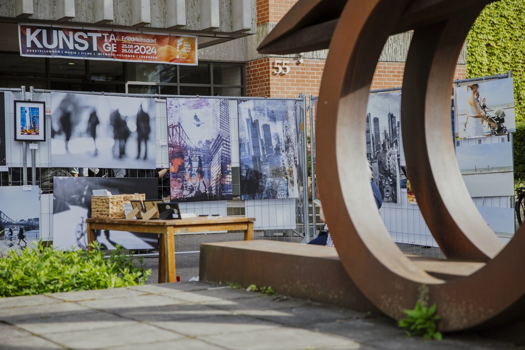 Das Bild zeigt eine Ausstellung vor dem Rathaus Friedrichsdorf während der Kunsttage 2024.