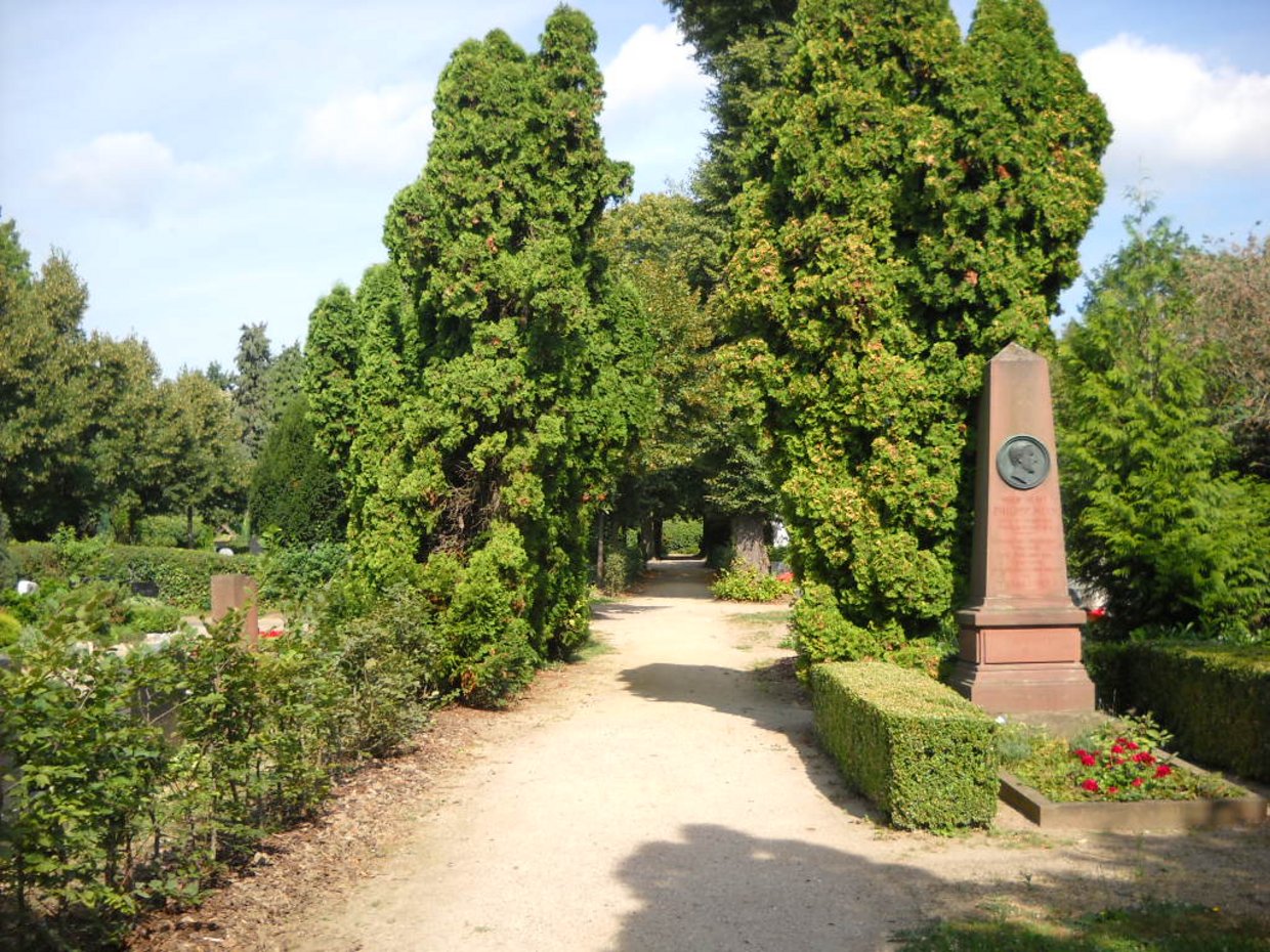 Friedhof Friedrichsdorf mit Blick auf das Denkmal Grabstätte Philipp Reis