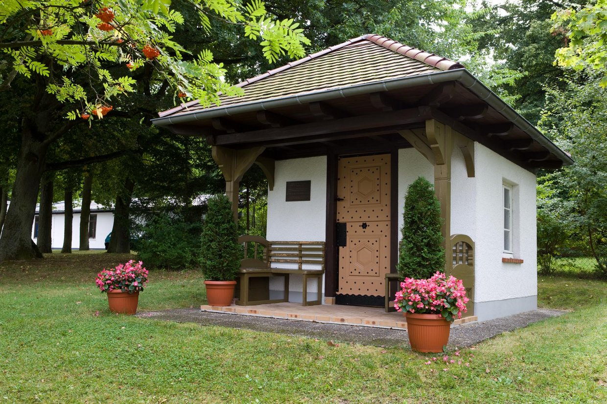 Auf der Darstellung ist das weiß getünchte Teehaus von Emil Sioli zu sehen.