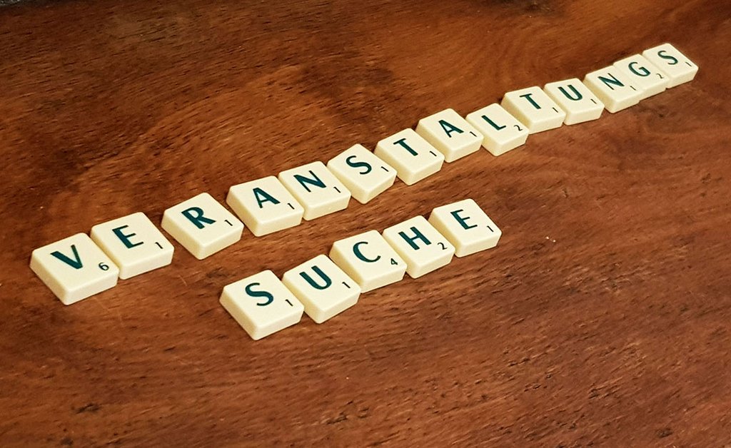 Auf der Darstellung ist das Wort Veranstaltungssuche mit Scrabble-Buchstaben gelegt zu sehen.