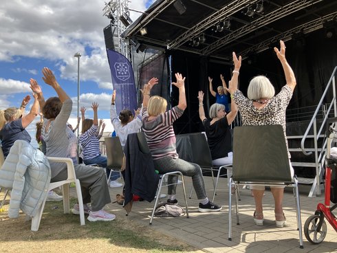 Stuhlgymnastik Alle Stühle sind belegt bei der Stuhlgymnastik für Menschen mit eingeschränkter Mobilität.