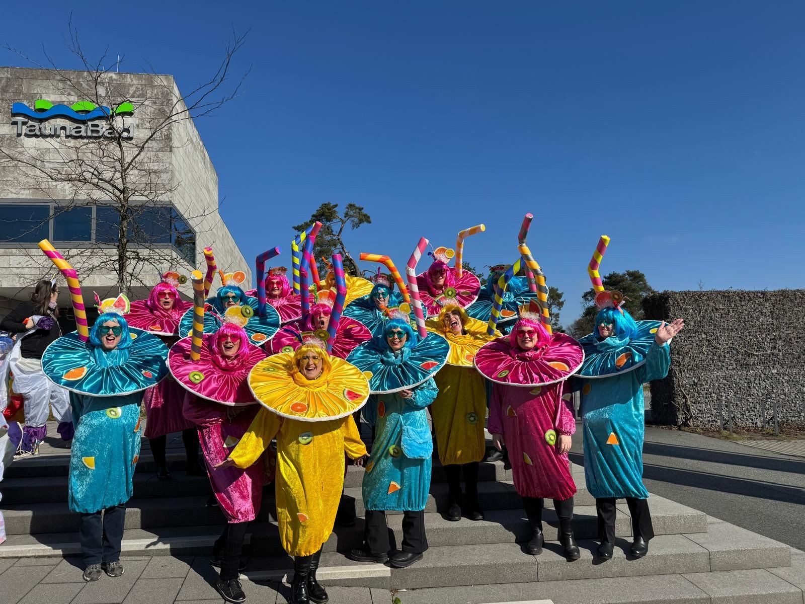 Eine Gruppe der Taunuseulen in Kostümen bei einem Umzug 2025