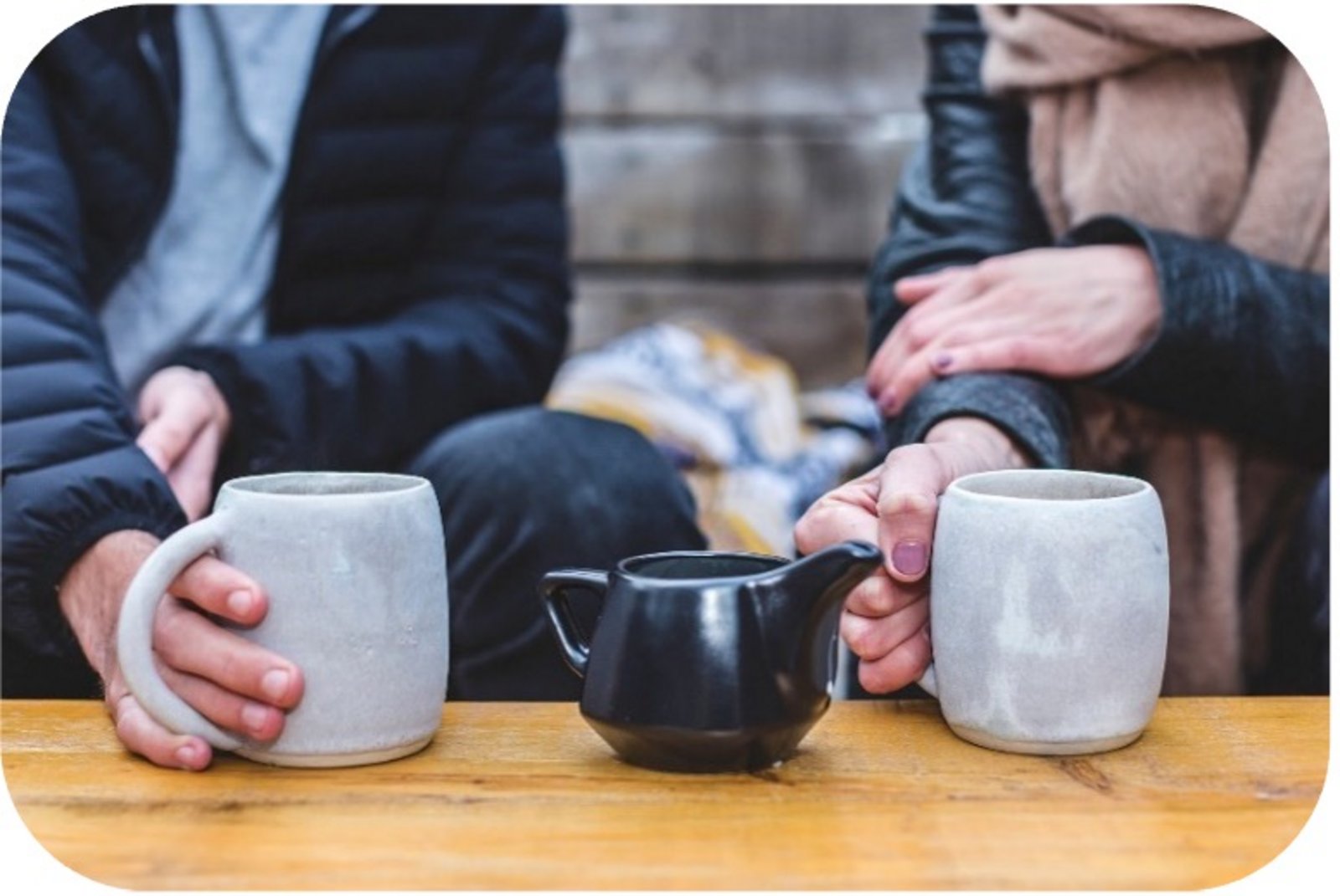 Das Bild zeigt zwei Personen, die zusammensitzen.