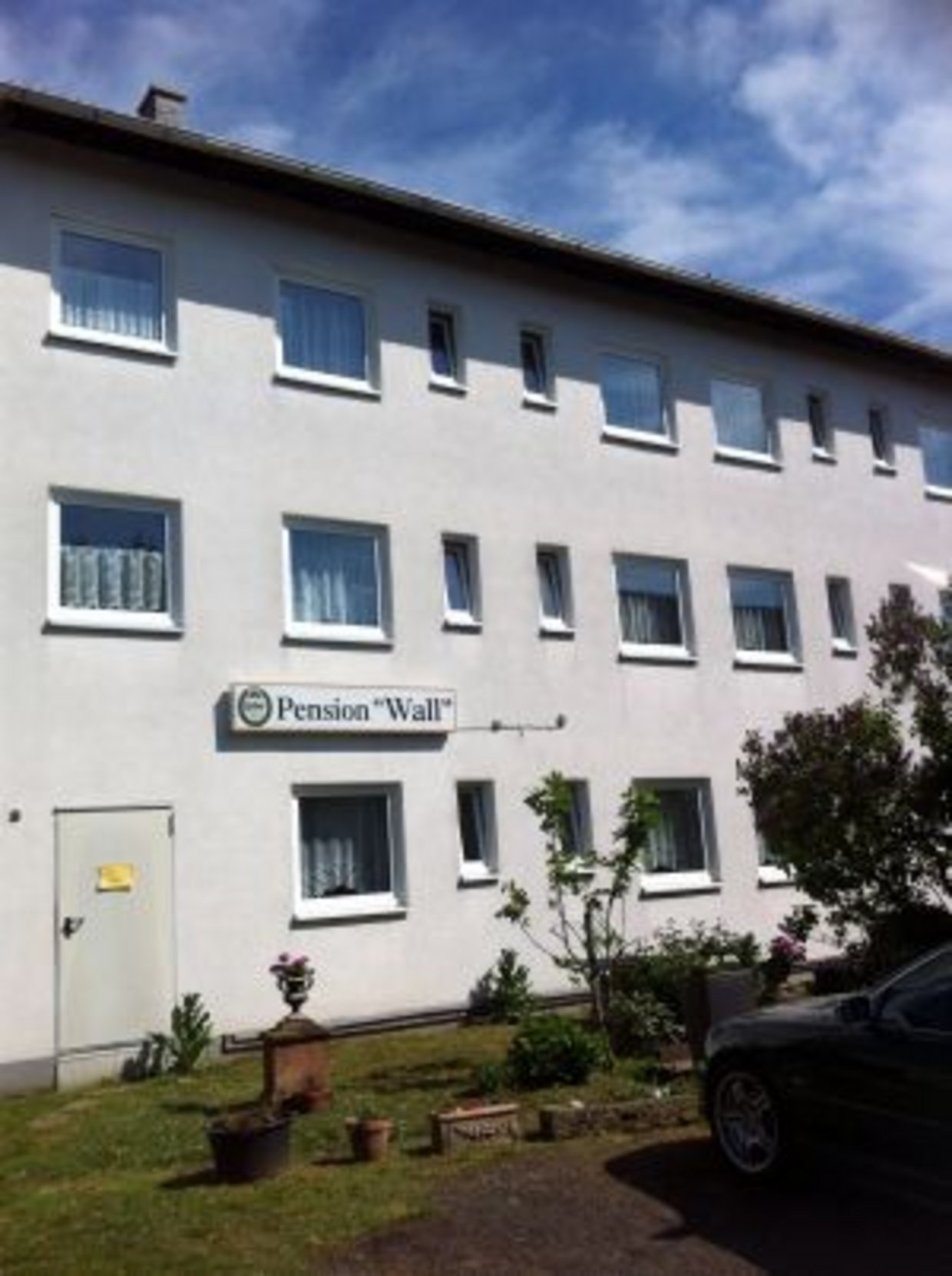 Auf der Darstellung ist die Vorderfront der Pension Wall zu sehen.