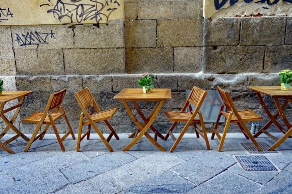 Bild von Stühlen und Tischen als Außengastronomie auf der Straße