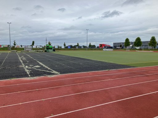 Kunstrasensanierung Sportpark Friedrichsdorf Blick auf den teilweise sanierten Kunstrasen