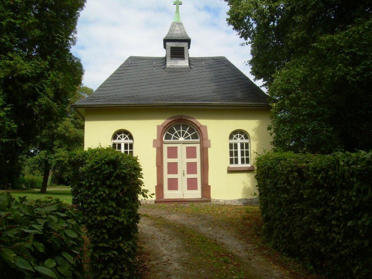 Ansicht auf den Eingang mit Trauerhalle des alten Friedhofs Köppern