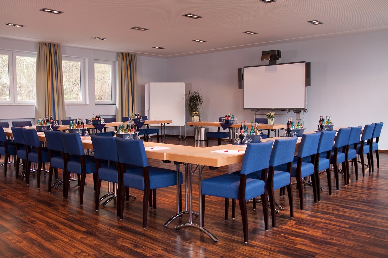 Auf der Darstellung ein Tagungsraum des TaunusTagungsHotels zu sehen.