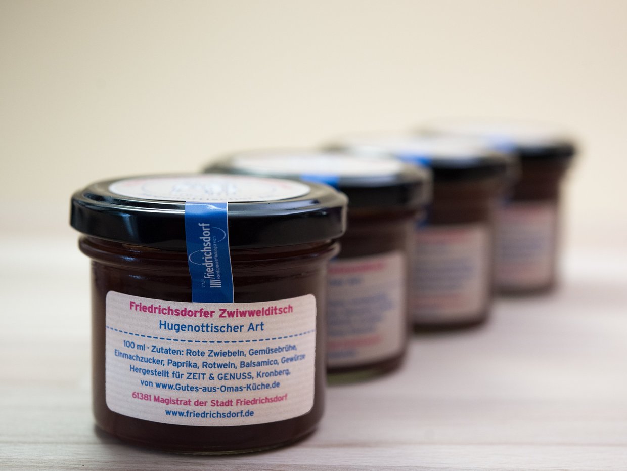 Auf der Darstellung ist eine Reihe von Zwiwwelditschgläsern zu sehen.