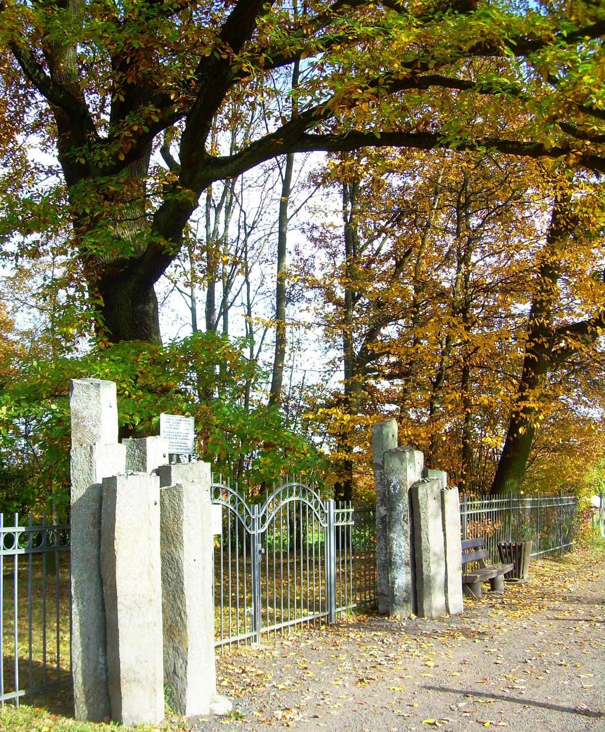 Ansicht Eingang zum jüdischen Friedhof in Seulberg