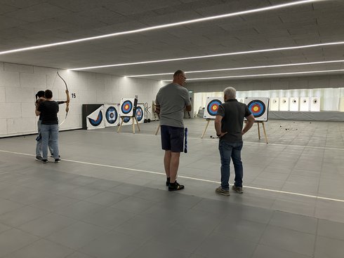 Bogenschießen Mitglieder des Schützenvereins erklären, wie man mit dem Bogen schießt.