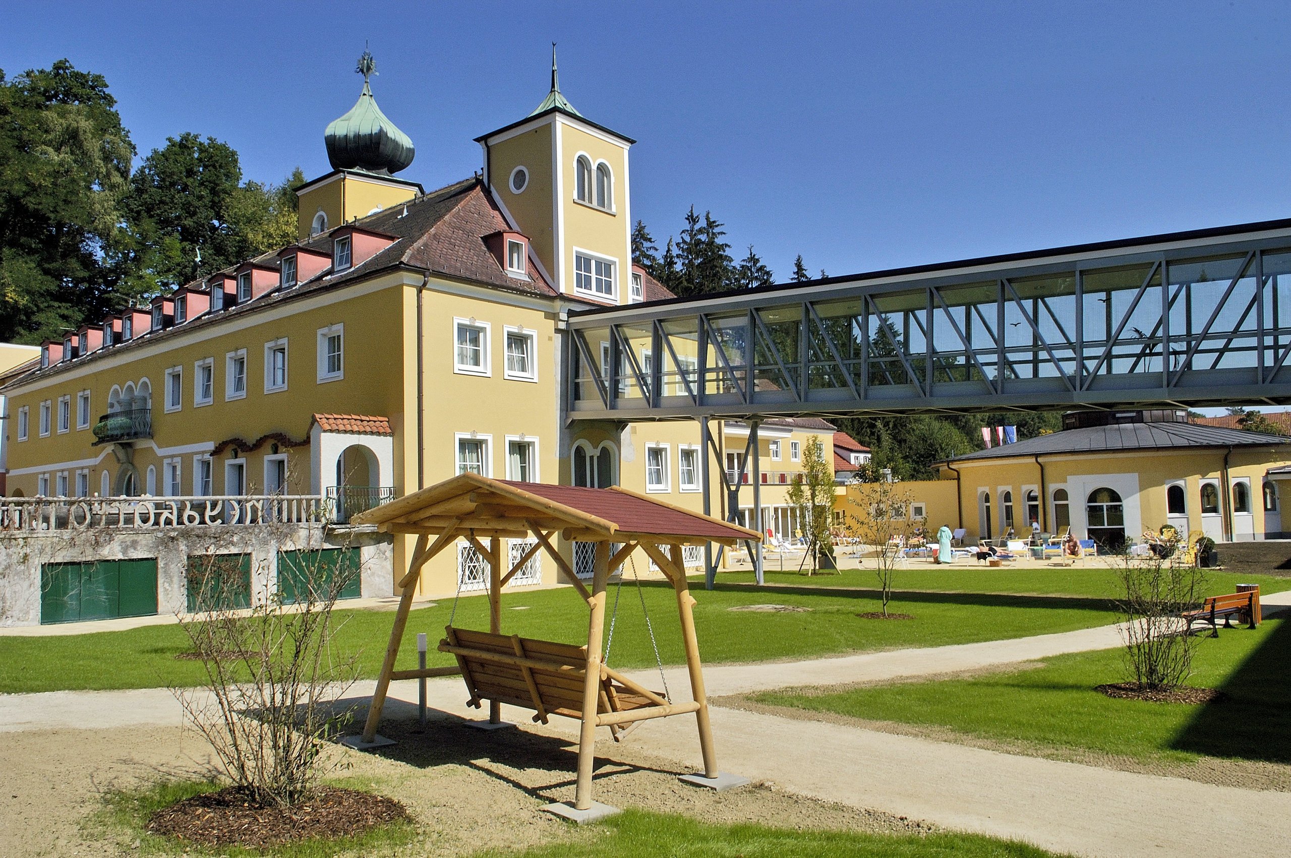 Auf der Darstellung ist eine Klinik des Moorheilbades Neydharting zu sehen.