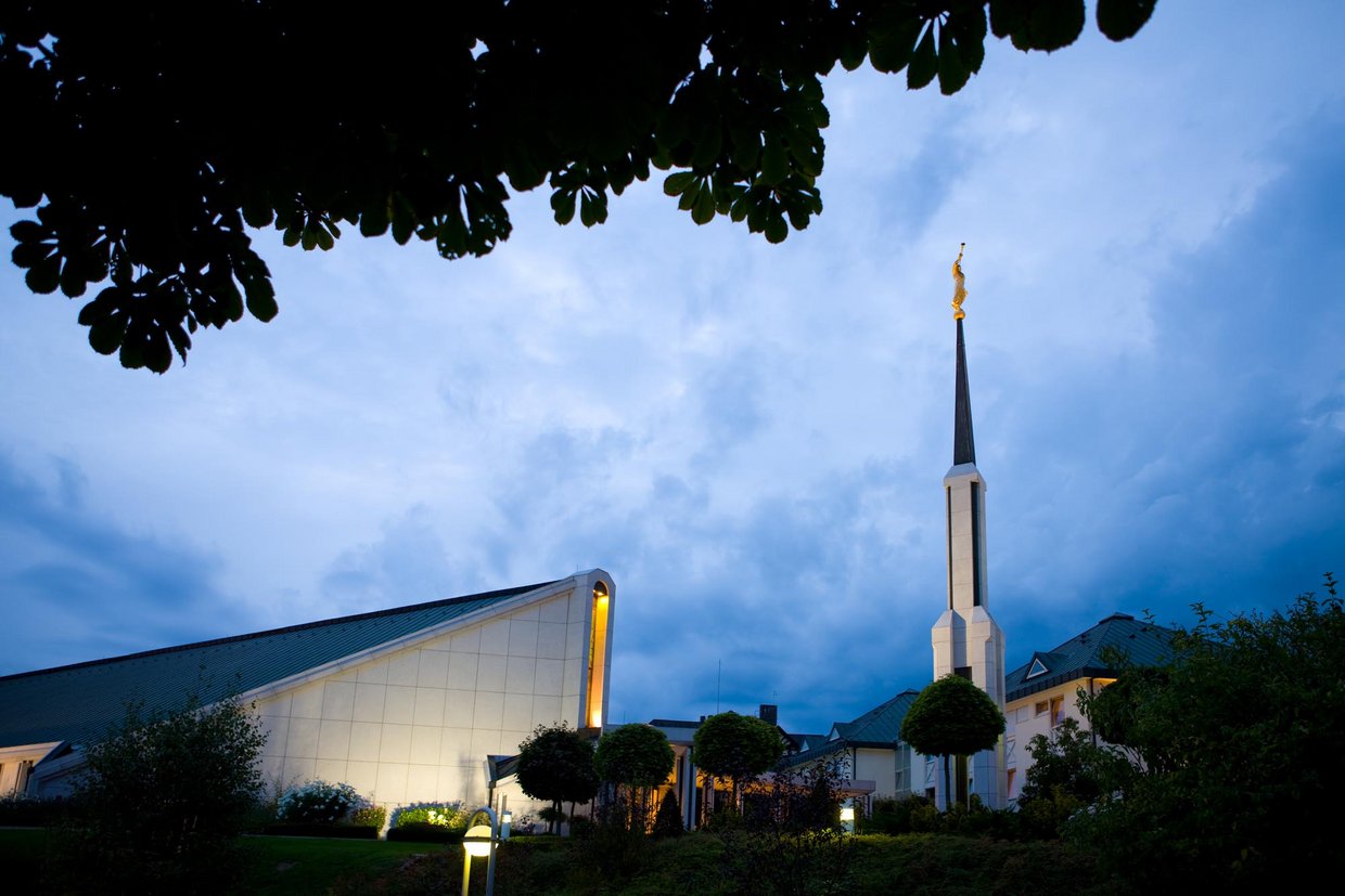 Auf der Darstellung ist das Tempelgebäude mit Turm, bekrönt von einem Engel, in der Abenddämmerung zu sehen.