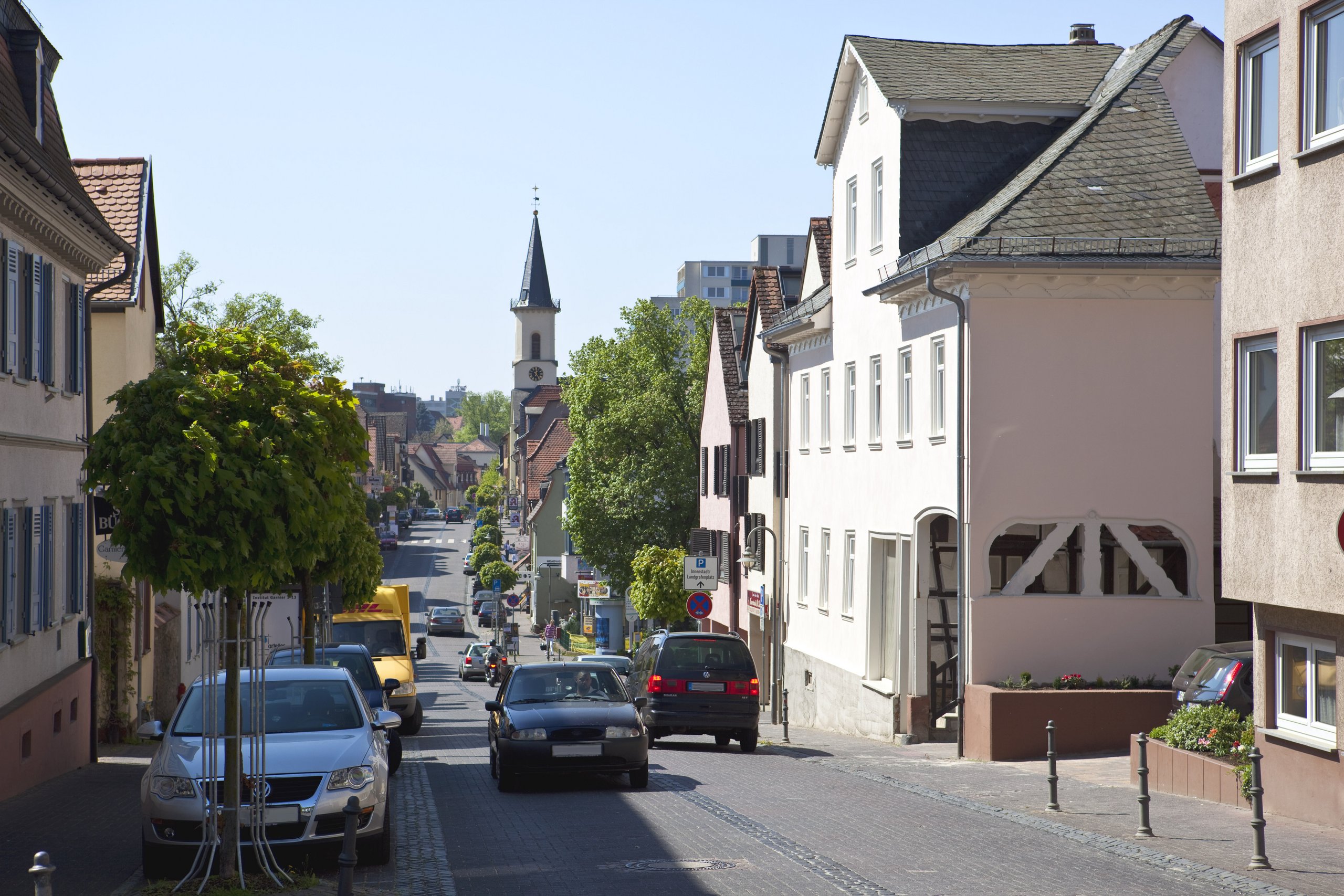 Das Bild zeigt einen Blick in die Hugenottenstraße heute aus der Färberstraße.