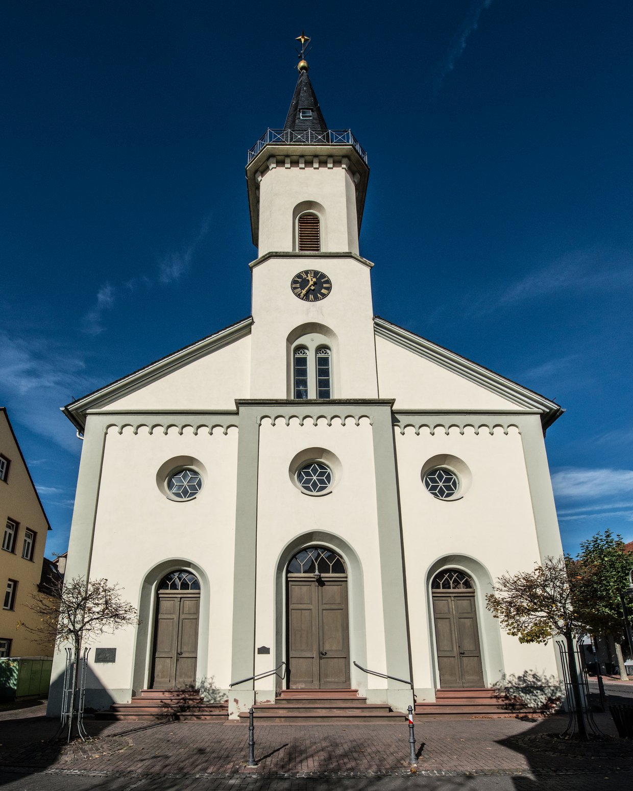 Blick auf die imposante Evangelische Kirche in der Hugenottenstraße