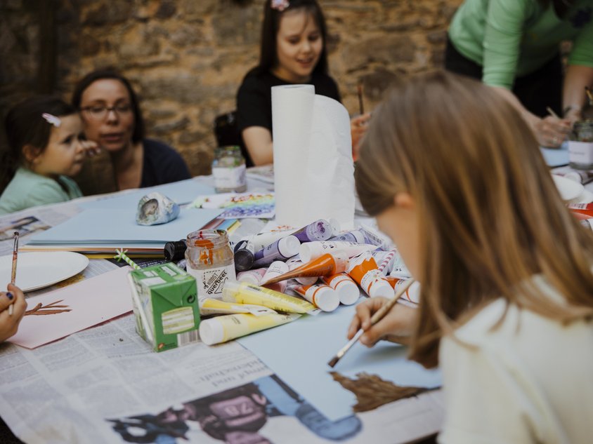 Das Bild zeigt eine Malaktion für Kinder während der Kunsttage 2024.