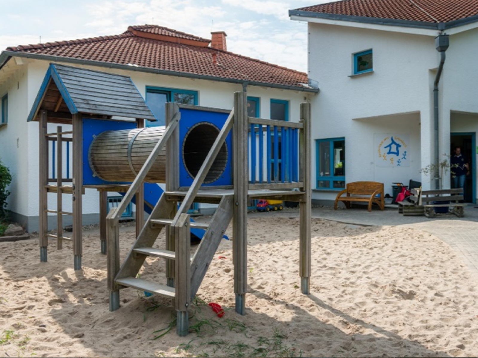 Auf der Darstellung ist der Eingang des Kinderhauses am Erlenbach zu sehen.