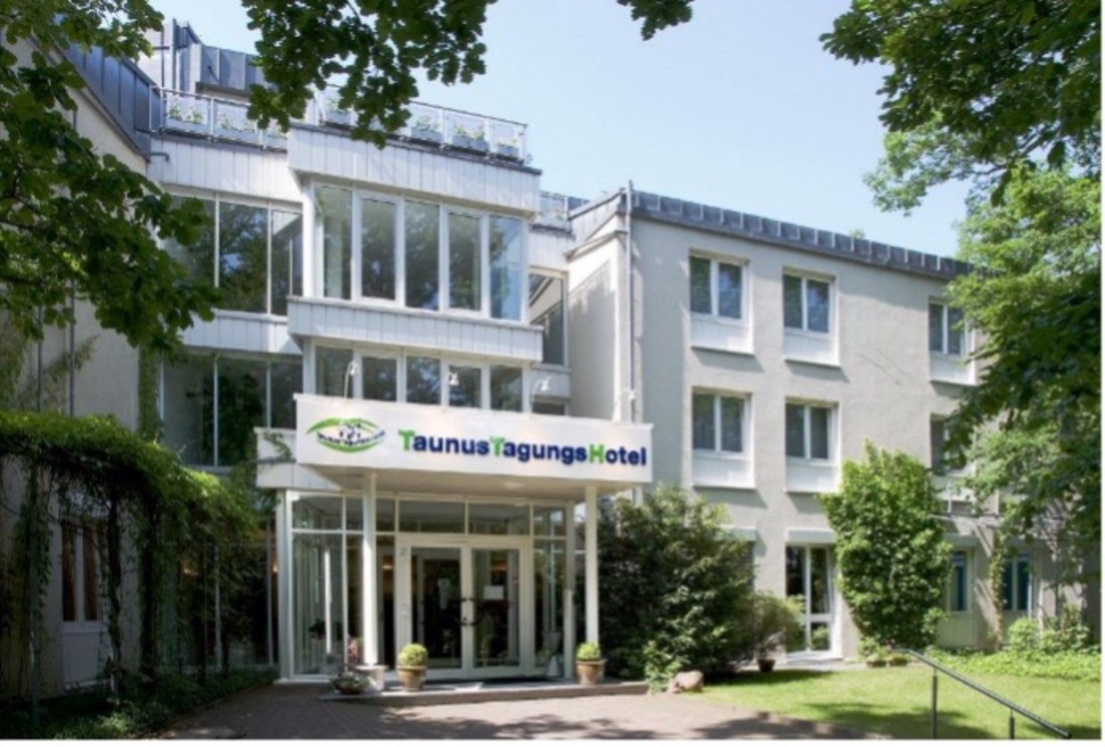 Auf der Darstellung ist die Front des Taunus Tagungs Hotels zu sehen.