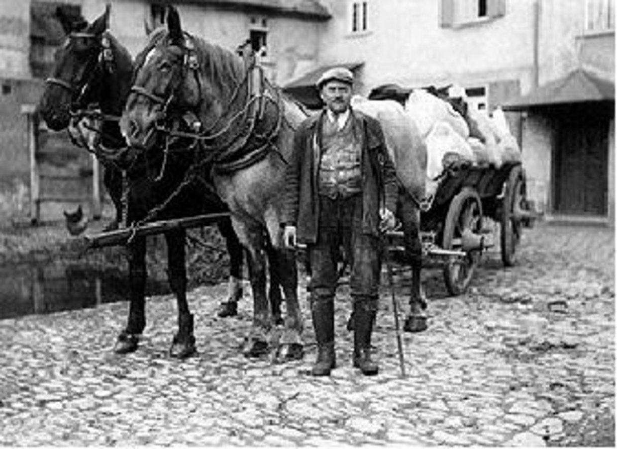 Das Bild zeigt einen historischen Fuhrmann mit Pferd und Wagen.