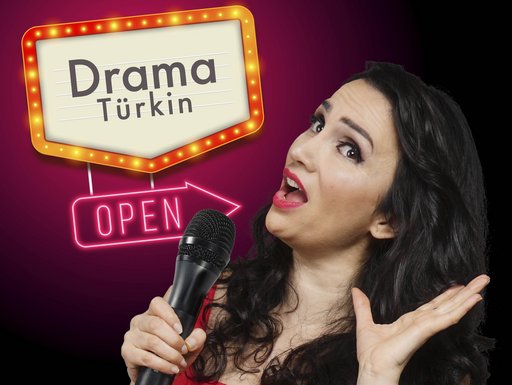 Auf dem Bild ist Senay Duzcu mit Mirkofon in der Hand zu sehen.