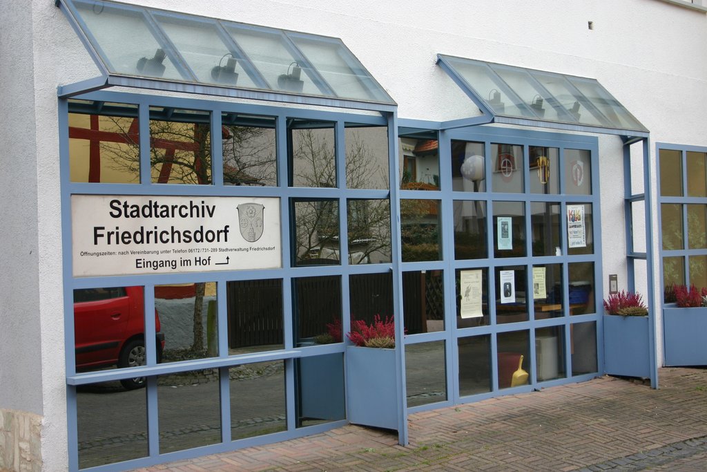 Das Bild zeigt eine Ansicht von außen auf das Stadtarchiv.