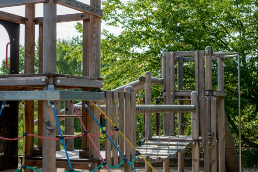 Auf der Darstellung ist ein Klettergerüst aus Holz zu sehen.