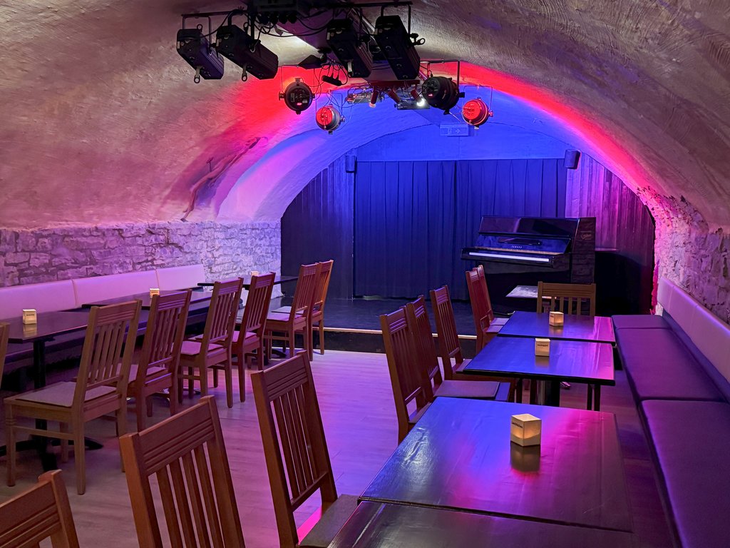 Stimmungsvolles Ambiente in Garniers Keller. Auf der Darstellung ist das Gewölbe des Garniers Kellers mit beleuchteter Bühne zu sehen.
