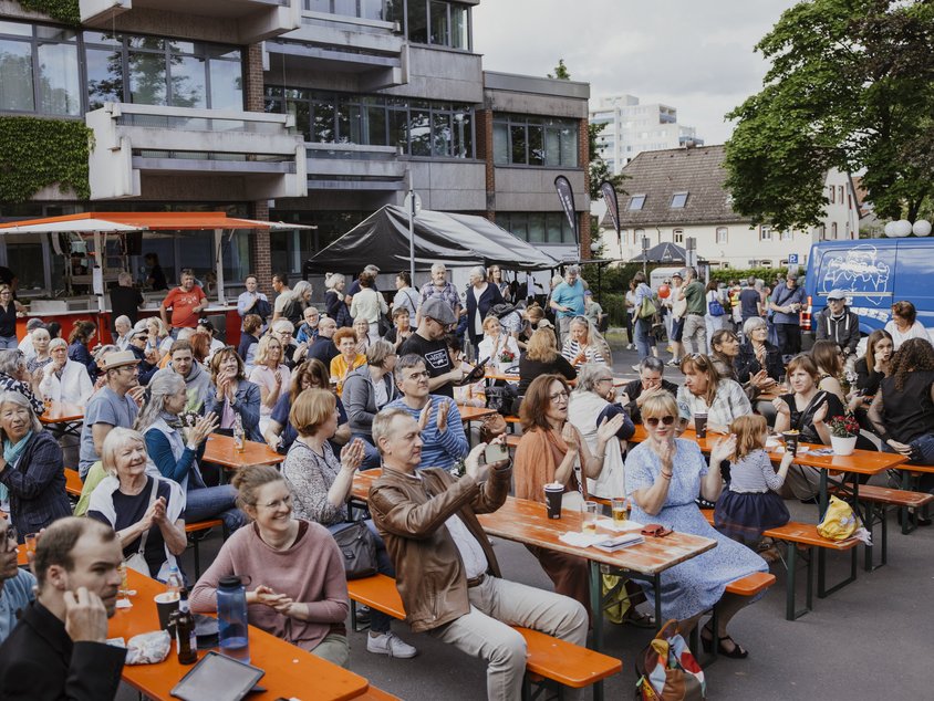 Das Bild zeigt viele Menschen bei einem Konzert während der Kunsttage 2024.