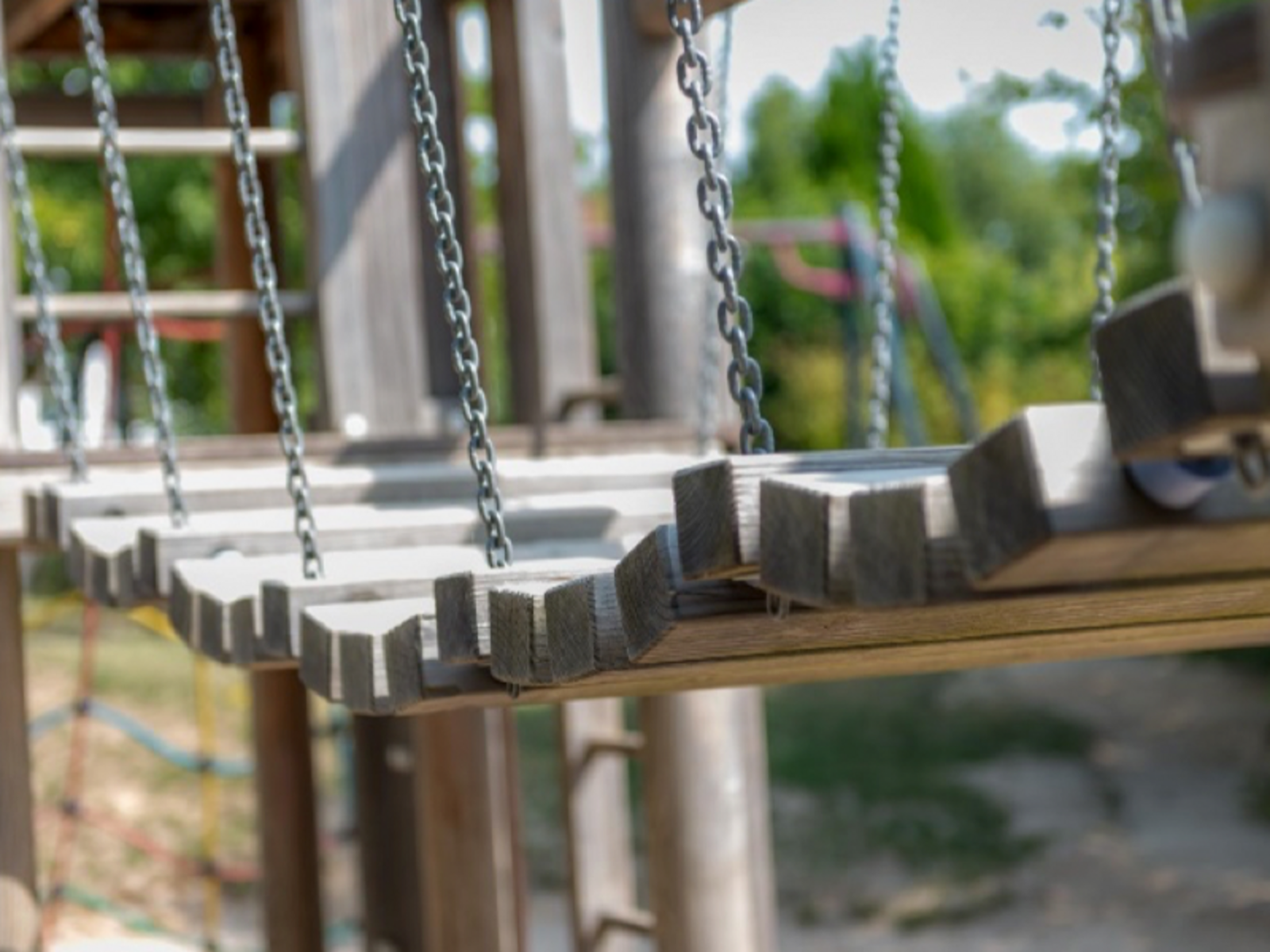 Auf der Darstellung ist eine Hängebrücke eines Klettergerüstes zu sehen.