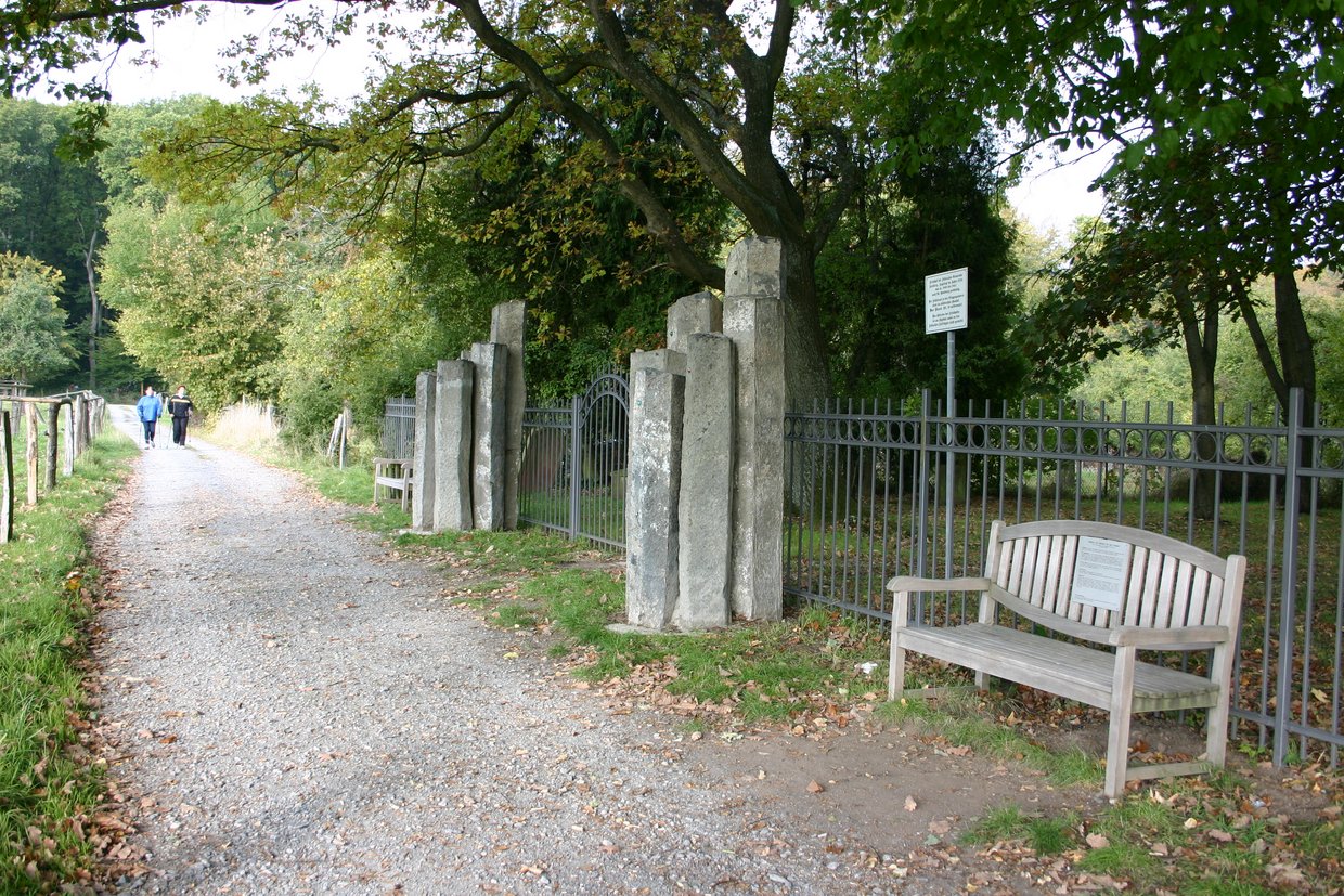 Auf der Darstellung ist das aus Basaltstelen bestehende Kunstprojekt Shalom am Eingang zum Jüdischen Friedhof zu sehen.