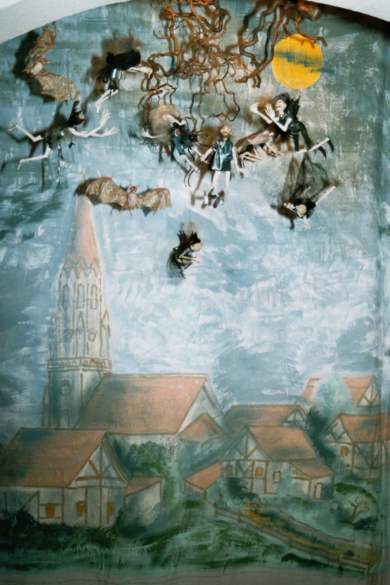 Das Bild zeigt das "Wilde" Heer über Seulberg - eine Installation während einer Sonderausstellung im Heimatmuseum