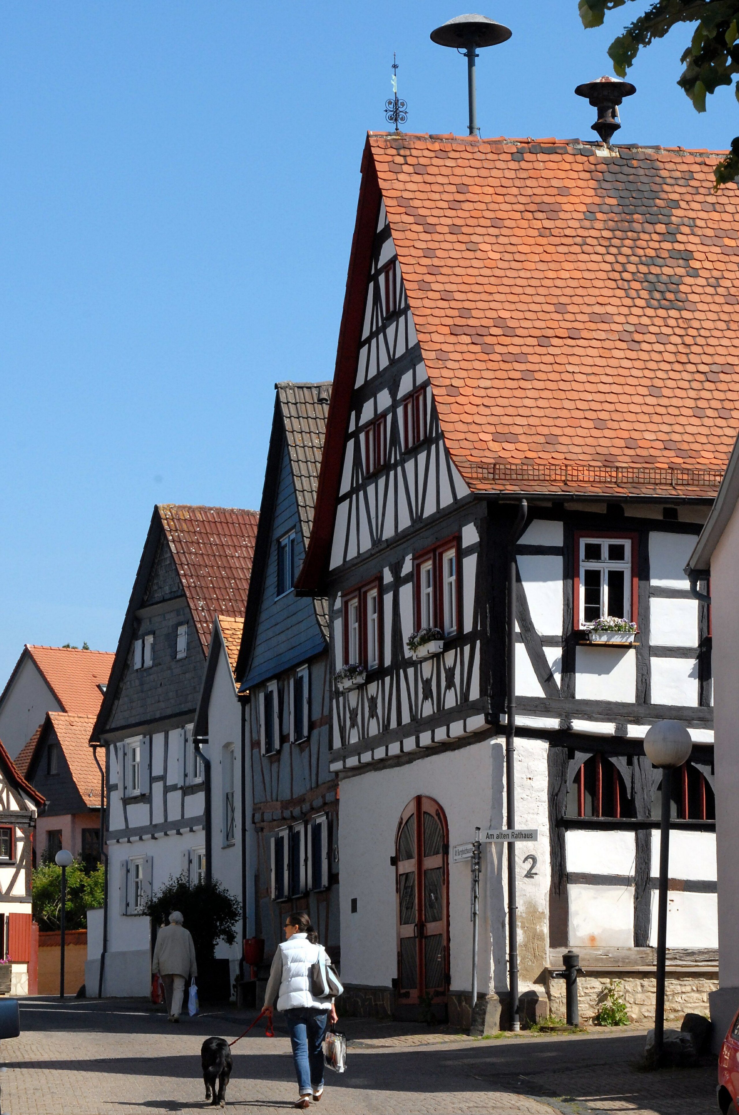 Das Bild zeigt den Ortskern von Burgholzhausen mit seinen schmucken Fachwerkhäusern und dem Alten Rathaus.