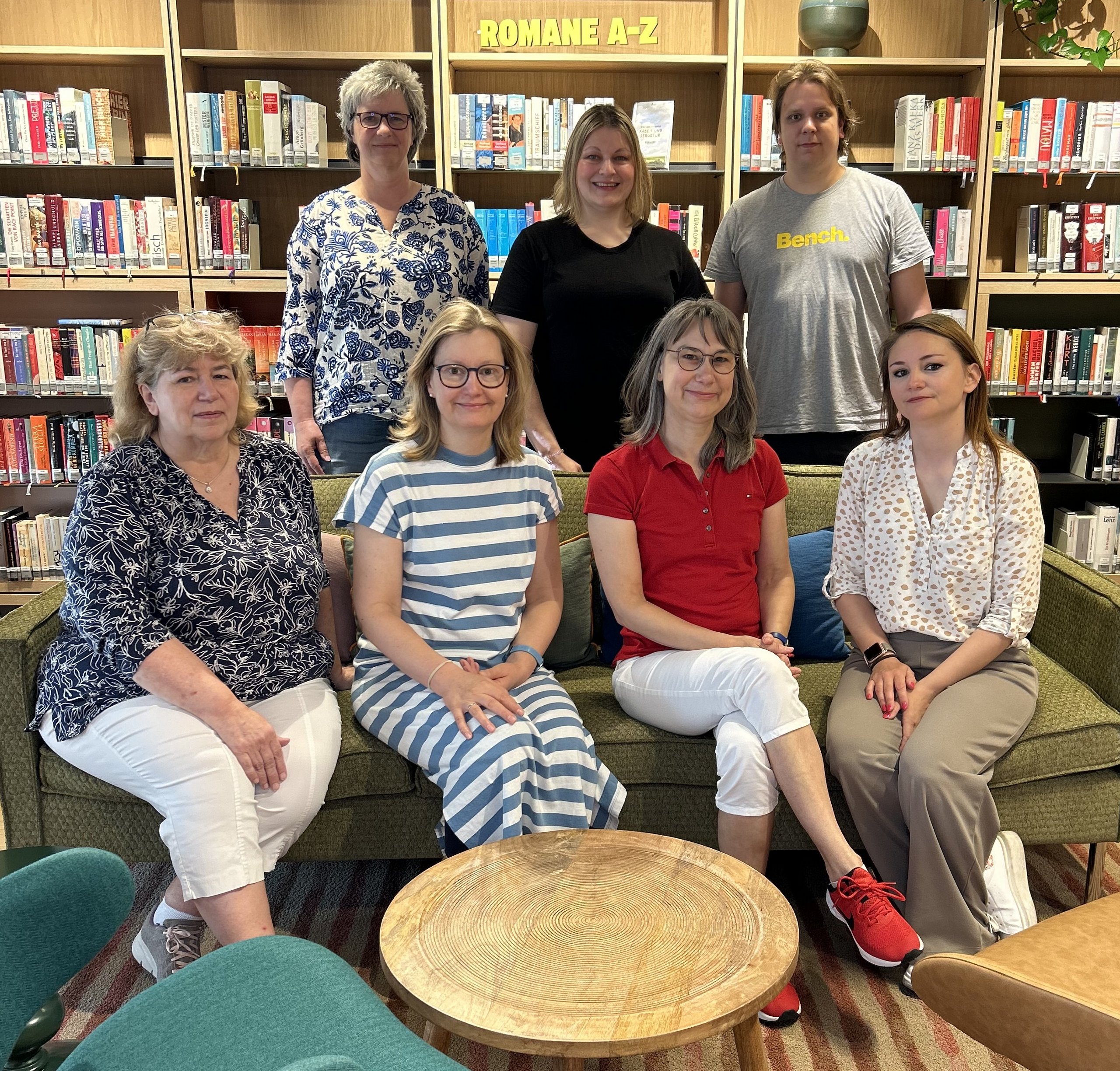 Das Team der Stadtbücherei Friedrichsdorf Auf dem Bilder sind die Mitarbeiterinnen und Mitarbeiter der Stadtbücherei Friedrichsdorf zu sehen.