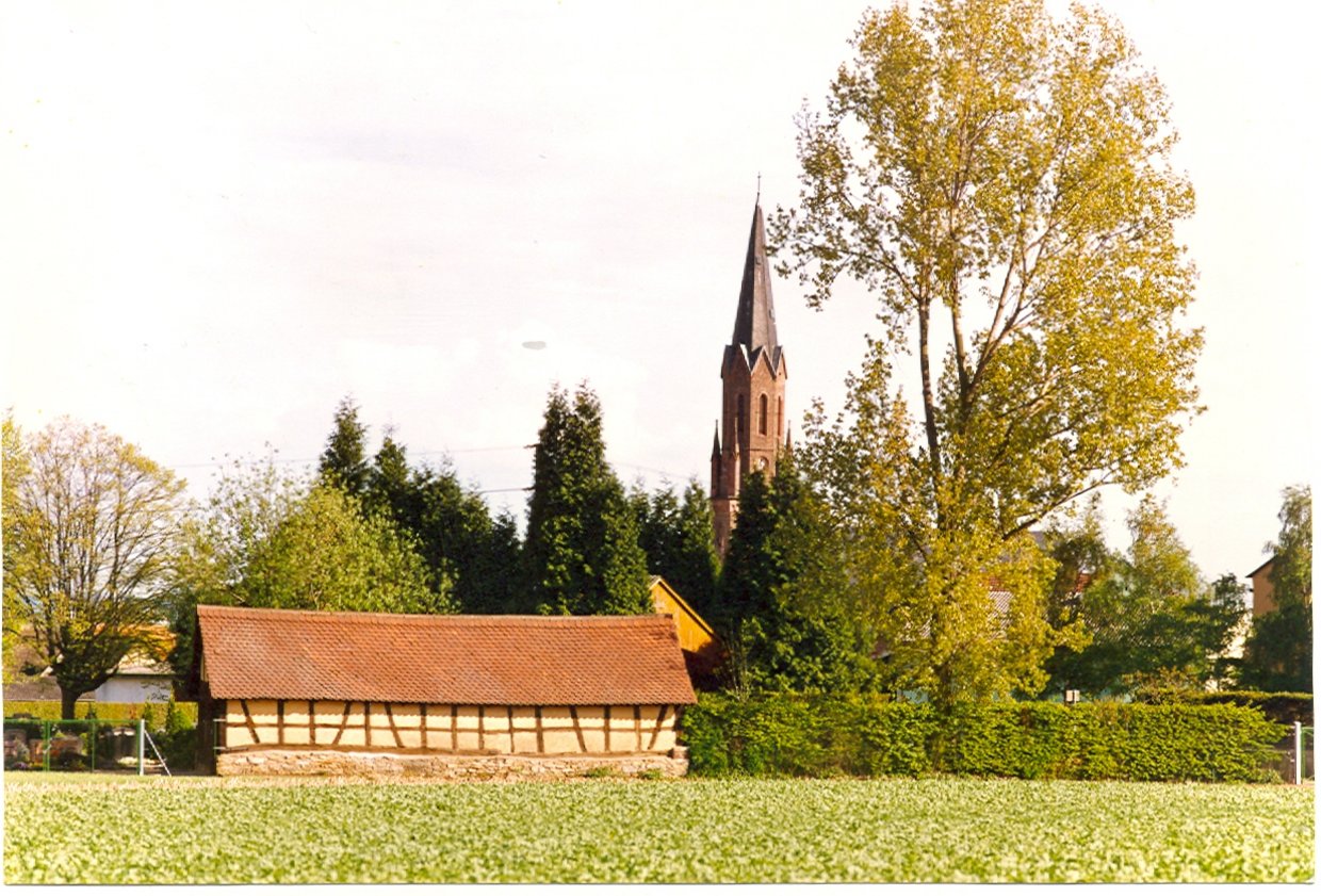 Das Bild zeigt den Seulberger Aulofen mit der Evangelischen Kirche im Hintergrund.