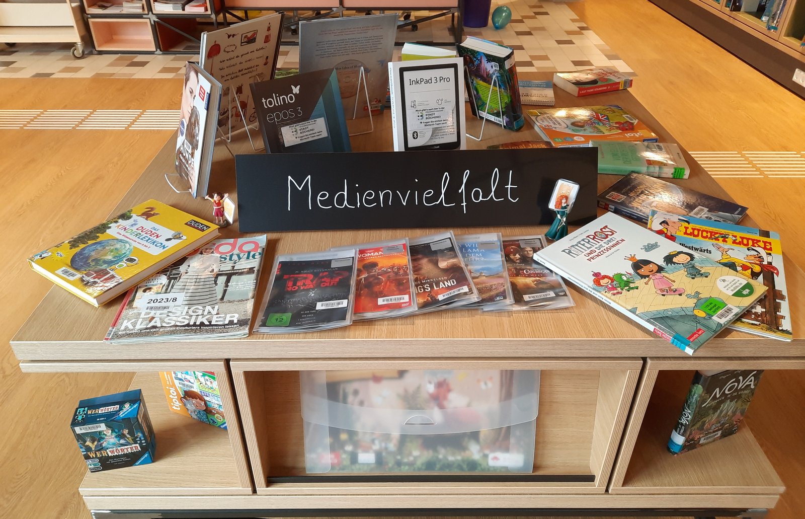 Die Stadtbücherei hat vielfältige Medien im Angebot. Die Bilddarstellung zeigt alle physischen Medienarten, die in der Stadtbücherei ausgeliehen werden können.