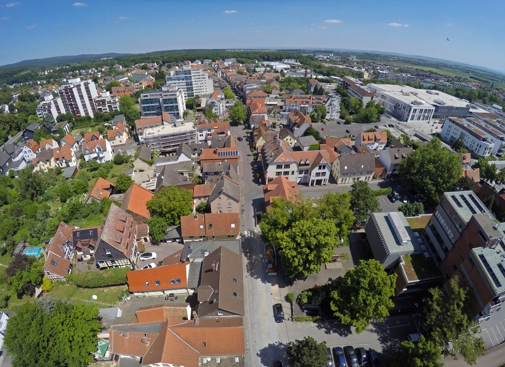 Auf der Darstellung ist die Friedrichsdorfer Innenstadt mit der Hugenottenstraße aus der Vogelperspektive zu sehen.