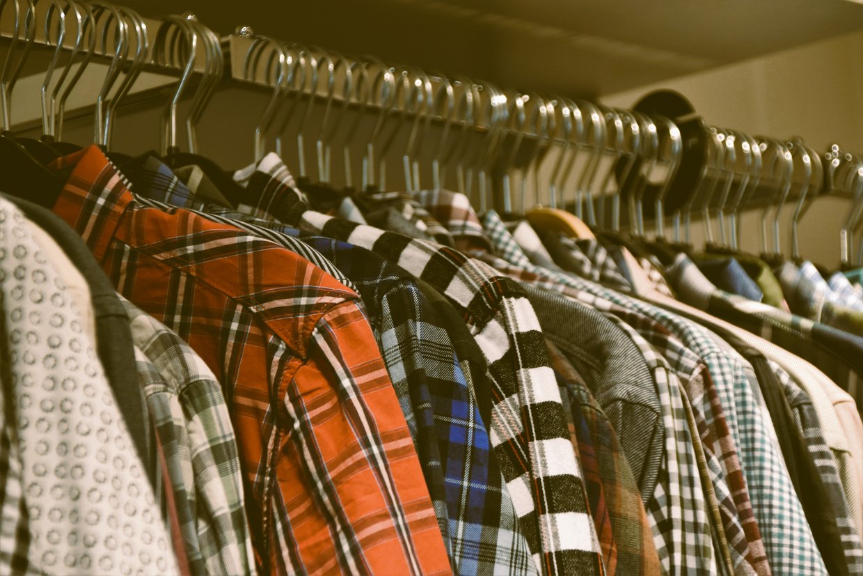 Spendenlager Regal mit Kleidung, Taschen und Büchern