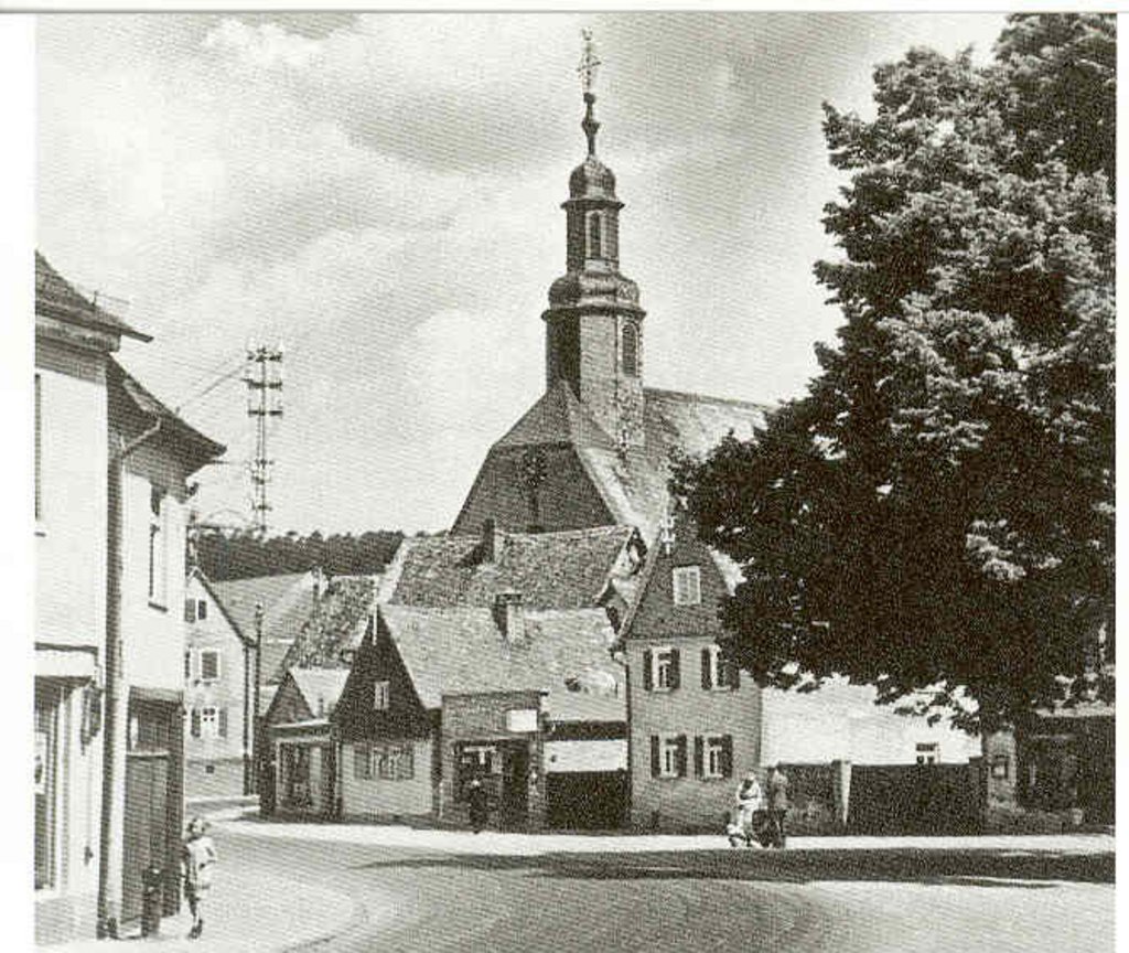 Das Bild zeigt die Köpperner Ortsmitte mit Linde.