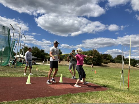 Bogenschießen Eine interessierte Sportlerin lässt sich den Speerwurf erklären.