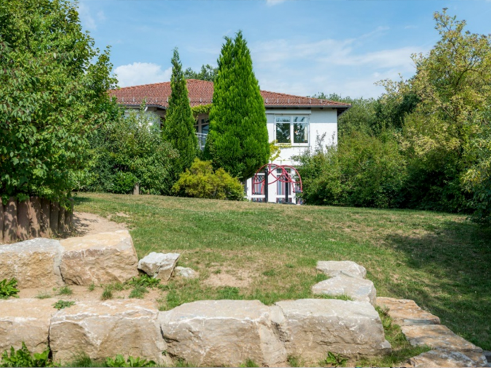 Auf der Darstellung ist das Außengelände des Horts Kassiopeia zu sehen.