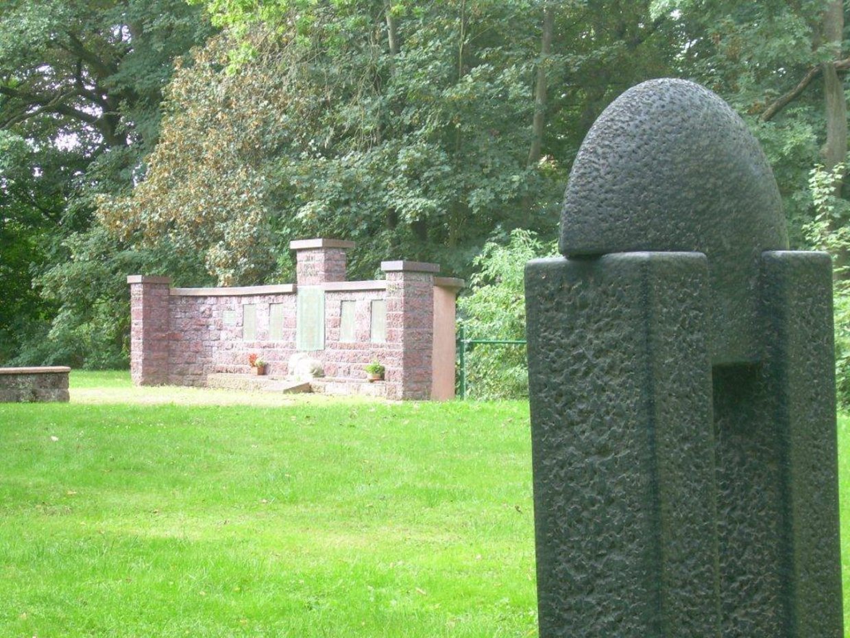 Ansicht auf die Denkmäler auf dem alten Friedhof in Burgholzhausen